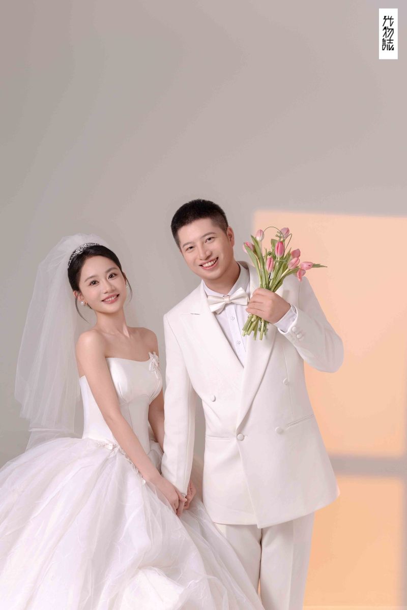 新鲜出炉:)何帆先生吴冰倩女士极简棚拍婚纱照、极简棚拍、韩松、行走的放大镜，现场细节，姿态指导的掌控者、婚纱照