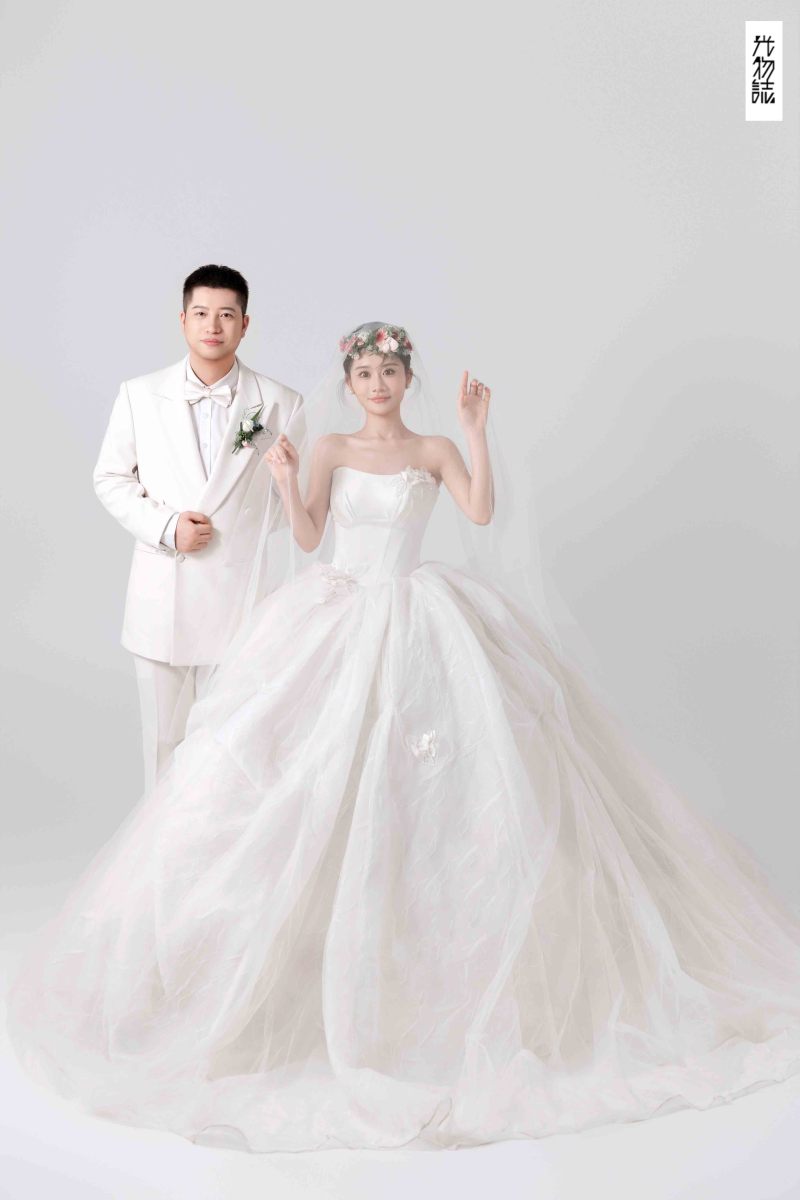 新鲜出炉:)何帆先生吴冰倩女士极简棚拍婚纱照、极简棚拍、韩松、行走的放大镜，现场细节，姿态指导的掌控者、婚纱照