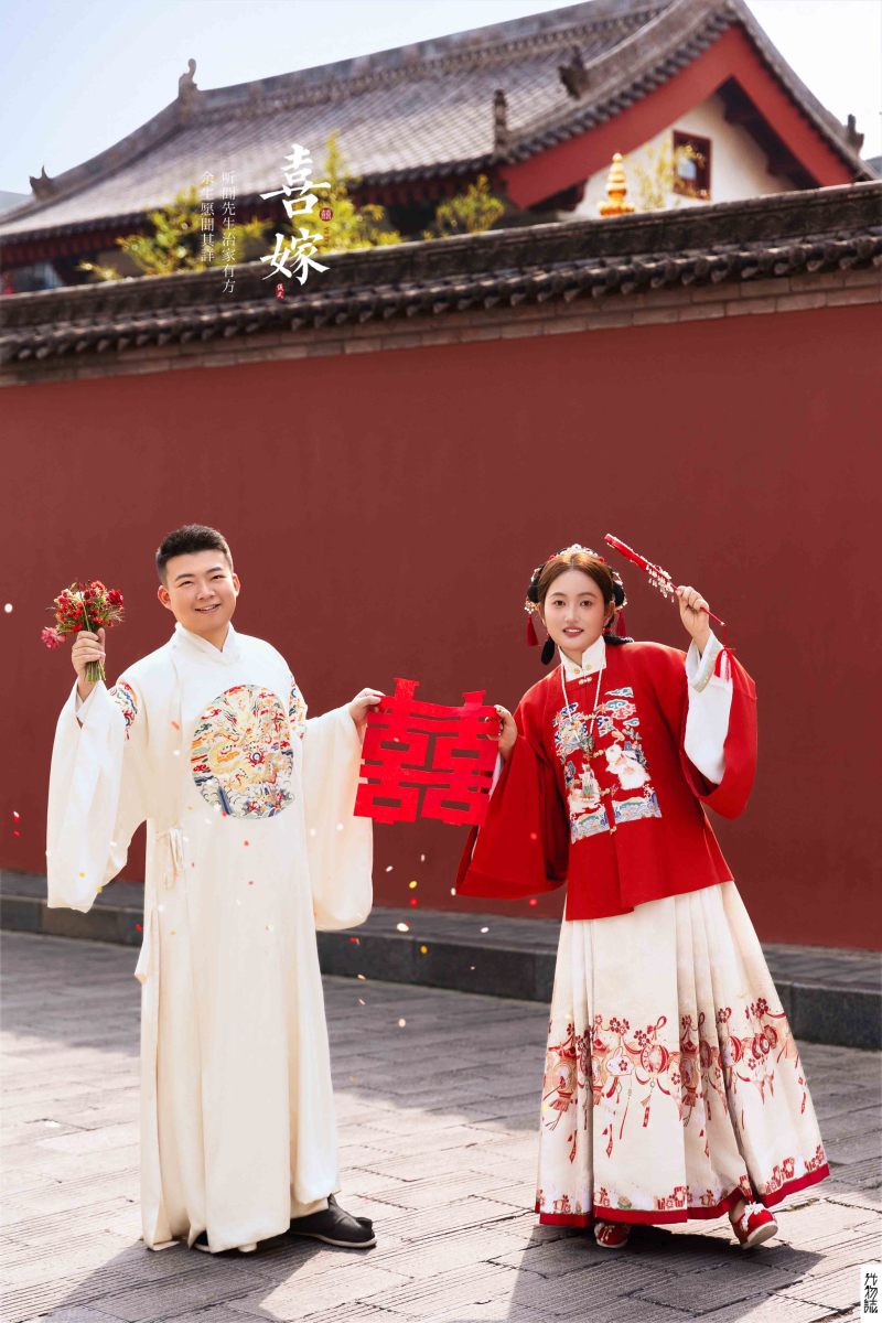 幸福感爆棚马成鑫先生万彭倩女士中式传承婚纱照、中式传承、韩松、行走的放大镜，现场细节，姿态指导的掌控者、婚纱照