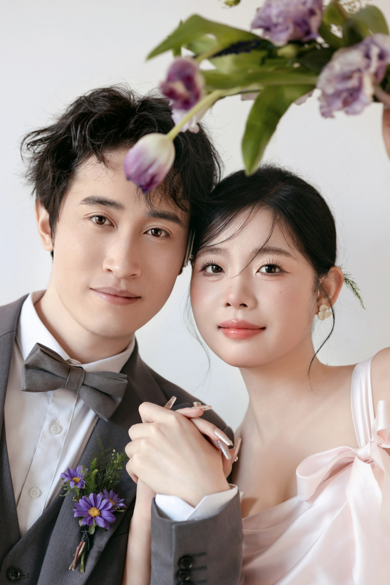 看一点小甜蜜~李先生郝女士极简棚拍婚纱照、极简棚拍、艾辰、偷偷练过读心术，精准预判每一个想法，细腻到心里、婚纱照