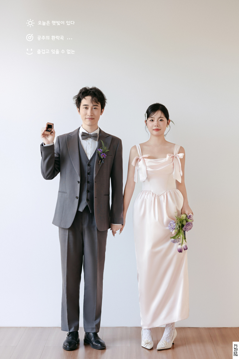 看一点小甜蜜~李先生郝女士极简棚拍婚纱照、极简棚拍、艾辰、偷偷练过读心术，精准预判每一个想法，细腻到心里、婚纱照