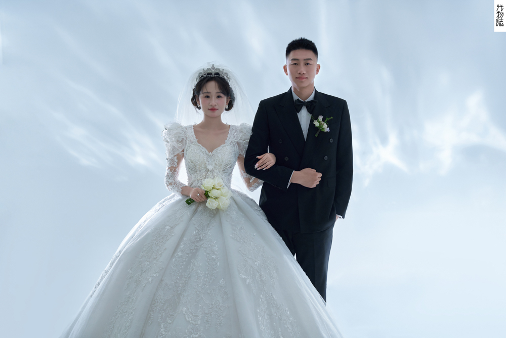太太太太可了~~！袁先生宗女士极简棚拍婚纱照、极简棚拍、刘康、六边形战士，不止是沟通，拍摄想法，创造思维样样拿捏。、婚纱照