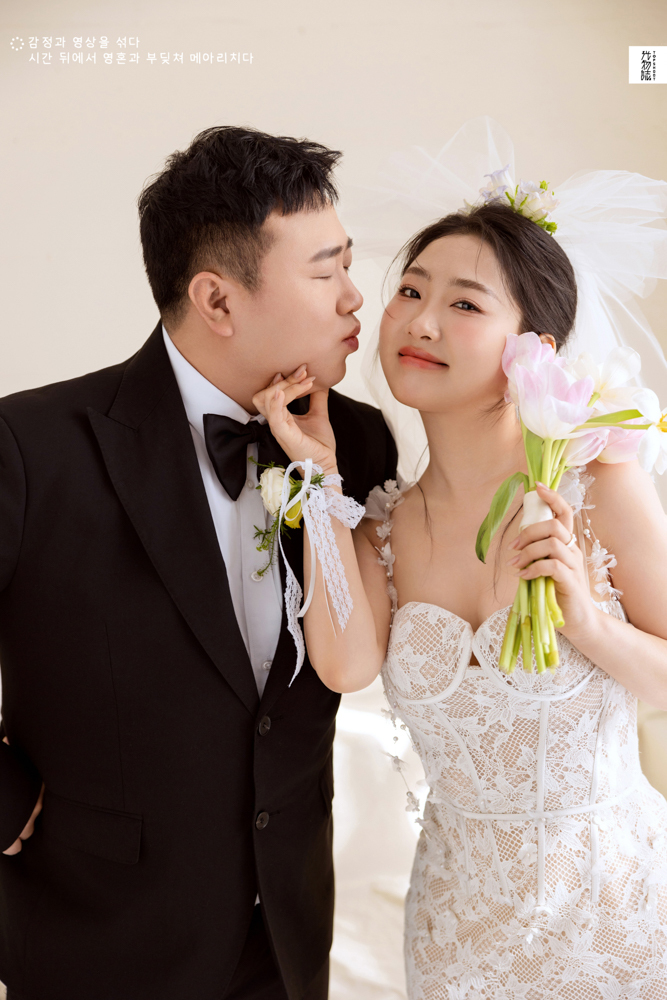 爱情电影。李先生周女士极简棚拍婚纱照、极简棚拍、木子、唠嗑型选手，构图多变、情绪拿捏，特写YYDS、婚纱照
