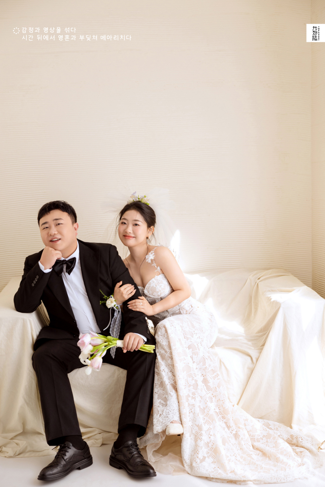 爱情电影。李先生周女士极简棚拍婚纱照、极简棚拍、木子、唠嗑型选手，构图多变、情绪拿捏，特写YYDS、婚纱照
