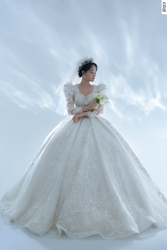 太太太太可了~~！袁先生宗女士极简棚拍婚纱照、极简棚拍、刘康、六边形战士，不止是沟通，拍摄想法，创造思维样样拿捏。、婚纱照