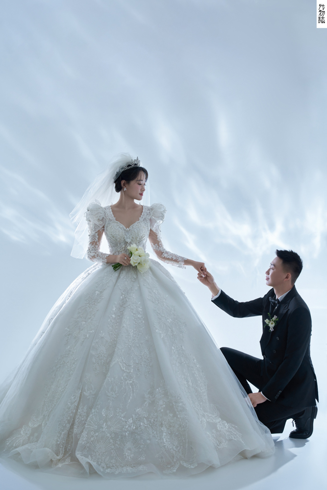 太太太太可了~~！袁先生宗女士极简棚拍婚纱照、极简棚拍、刘康、六边形战士，不止是沟通，拍摄想法，创造思维样样拿捏。、婚纱照