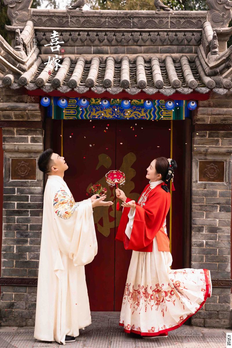 幸福感爆棚马成鑫先生万彭倩女士中式传承婚纱照、中式传承、韩松、行走的放大镜，现场细节，姿态指导的掌控者、婚纱照