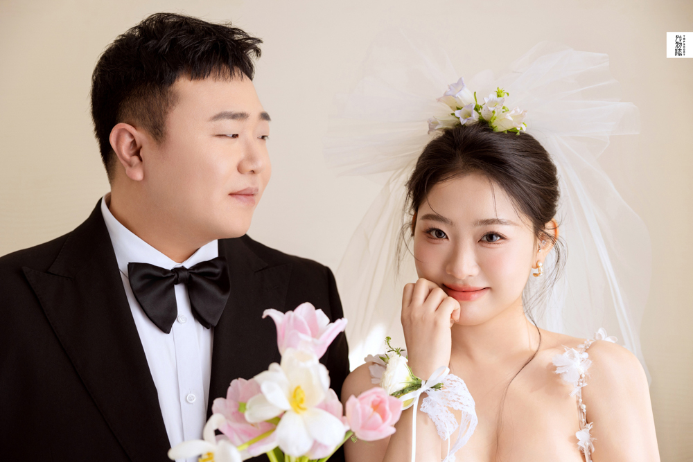 爱情电影。李先生周女士极简棚拍婚纱照、极简棚拍、木子、唠嗑型选手，构图多变、情绪拿捏，特写YYDS、婚纱照
