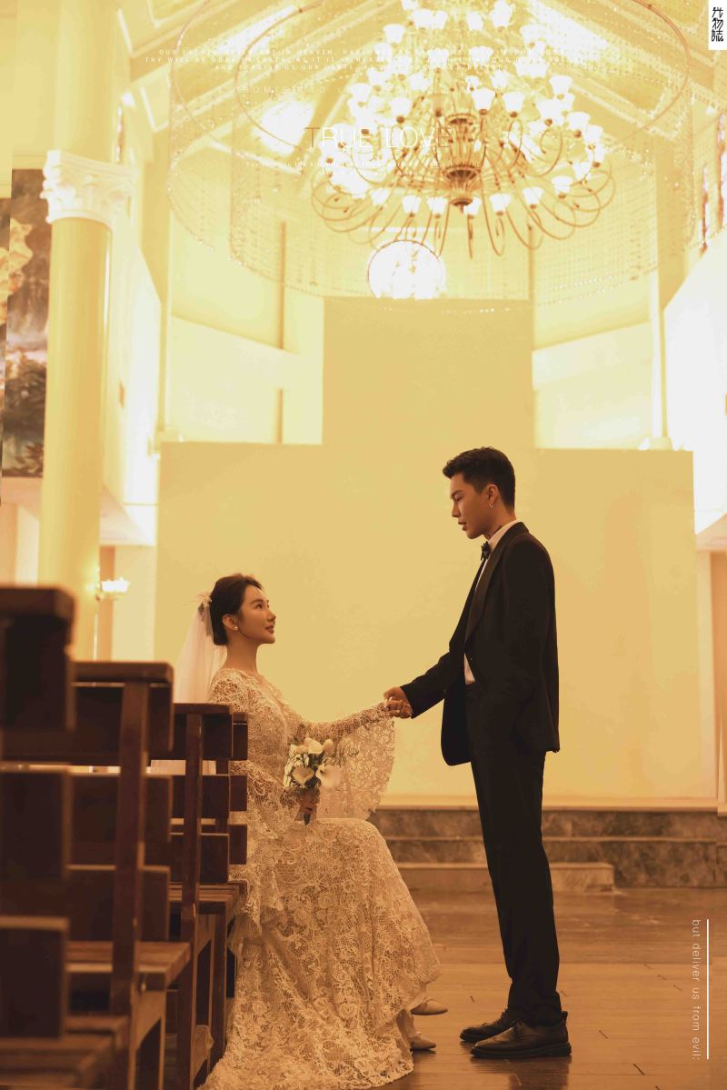 爱情电影。周寒先生陶睿女士电影纪实婚纱照、电影纪实、白玛、怀疑是不是修导演系，拍照像电影一样的构图和质感、婚纱照