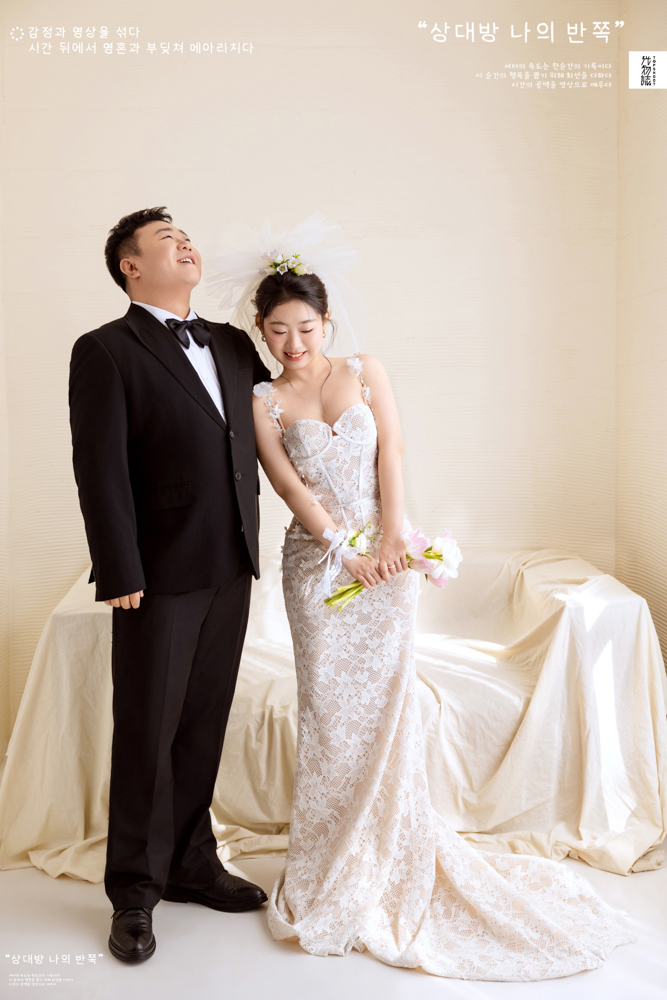爱情电影。李先生周女士极简棚拍婚纱照、极简棚拍、木子、唠嗑型选手，构图多变、情绪拿捏，特写YYDS、婚纱照