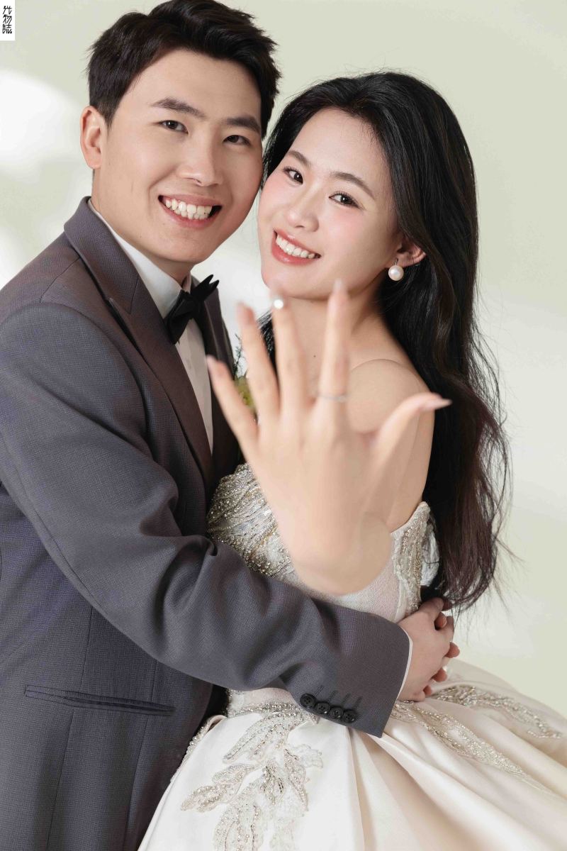 新鲜出炉:)王远先生赵佳丽女士极简棚拍婚纱照、极简棚拍、韩松、行走的放大镜，现场细节，姿态指导的掌控者、婚纱照