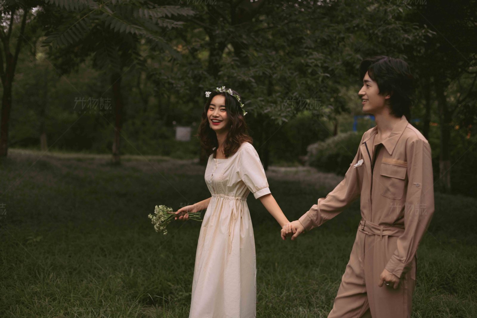 恋爱日记*吕先生黄女士氛围森系婚纱照、氛围森系、于志尧、光影掌控者、情绪的记录者。唠一唠，欢乐的一天 美美的照片。、婚纱照