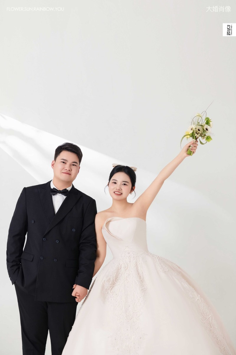 新鲜出炉:)陈先生刘女士极简棚拍婚纱照、极简棚拍、于志尧、光影掌控者、情绪的记录者。唠一唠，欢乐的一天 美美的照片。、婚纱照