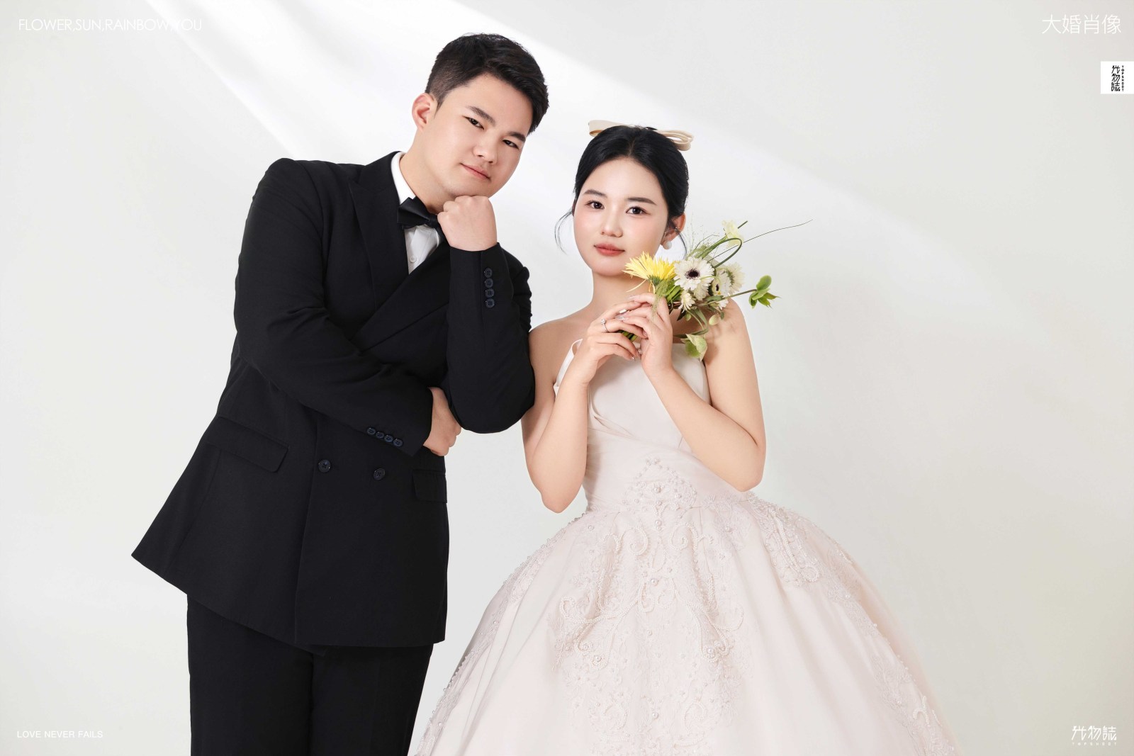 新鲜出炉:)陈先生刘女士极简棚拍婚纱照、极简棚拍、于志尧、光影掌控者、情绪的记录者。唠一唠，欢乐的一天 美美的照片。、婚纱照