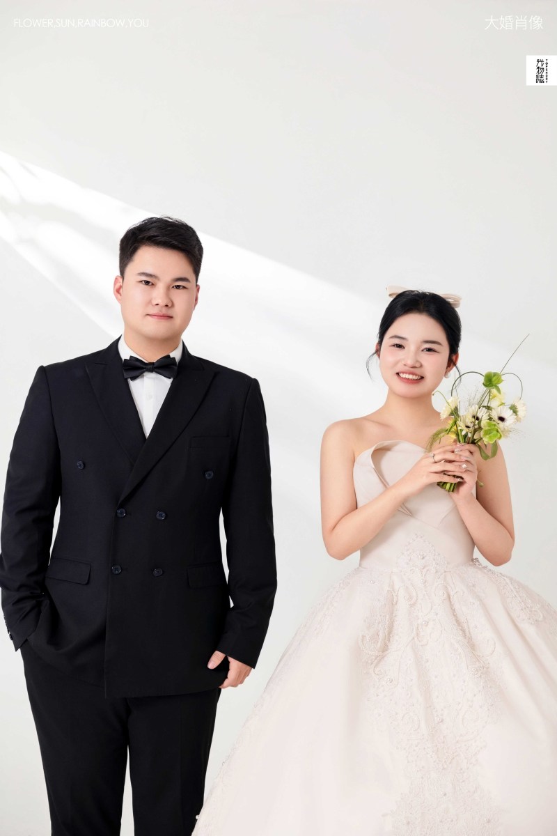 新鲜出炉:)陈先生刘女士极简棚拍婚纱照、极简棚拍、于志尧、光影掌控者、情绪的记录者。唠一唠，欢乐的一天 美美的照片。、婚纱照
