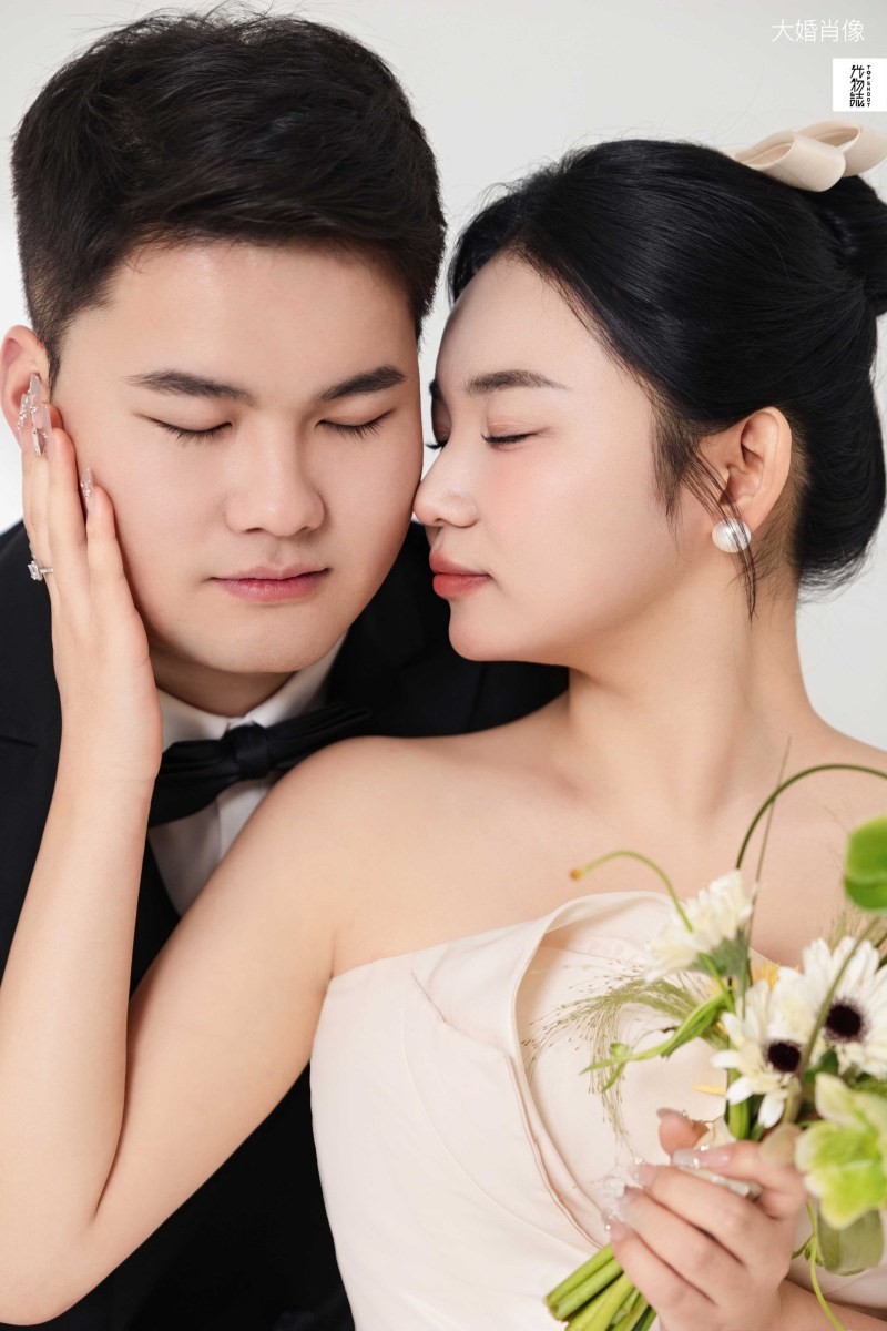 新鲜出炉:)陈先生刘女士极简棚拍婚纱照、极简棚拍、于志尧、光影掌控者、情绪的记录者。唠一唠，欢乐的一天 美美的照片。、婚纱照