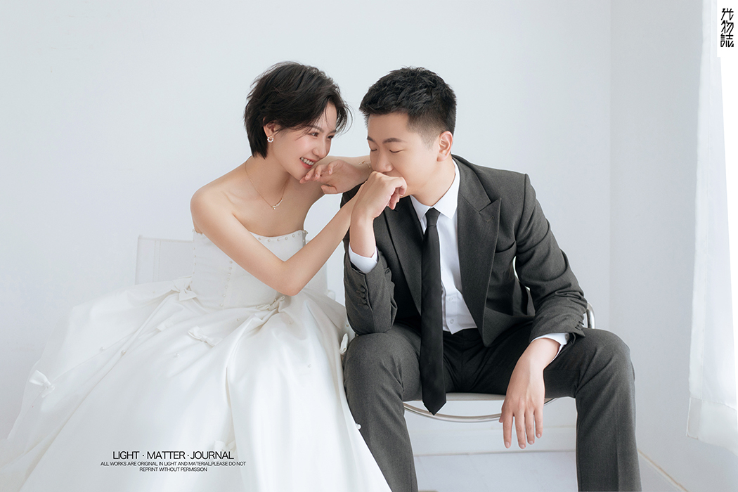 太太太太可了~~！黄先生王女士极简棚拍婚纱照、极简棚拍、于志尧、光影掌控者、情绪的记录者。唠一唠，欢乐的一天 美美的照片。、婚纱照