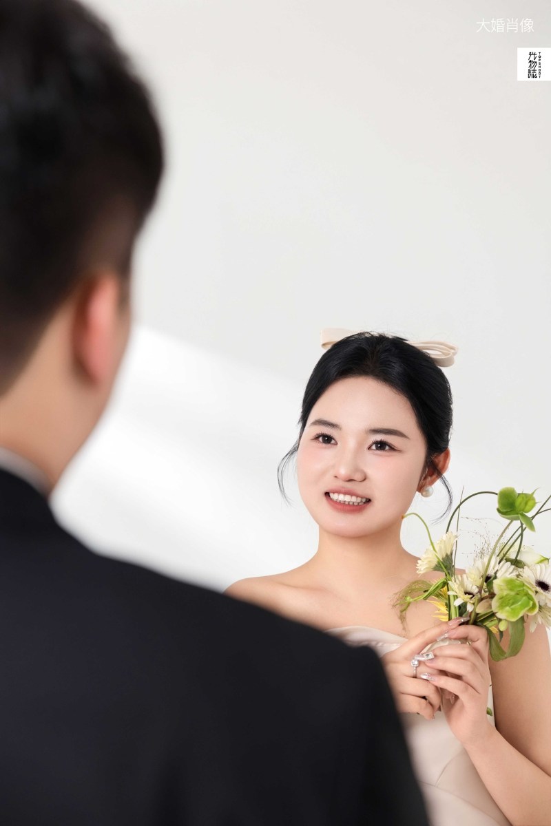 新鲜出炉:)陈先生刘女士极简棚拍婚纱照、极简棚拍、于志尧、光影掌控者、情绪的记录者。唠一唠，欢乐的一天 美美的照片。、婚纱照