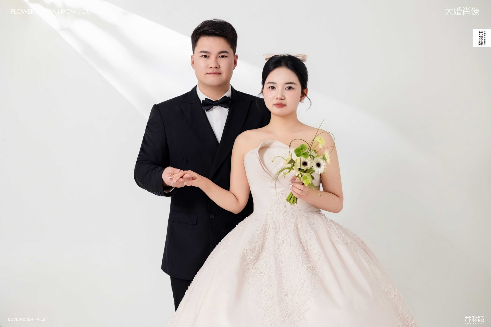 新鲜出炉:)陈先生刘女士极简棚拍婚纱照、极简棚拍、于志尧、光影掌控者、情绪的记录者。唠一唠，欢乐的一天 美美的照片。、婚纱照