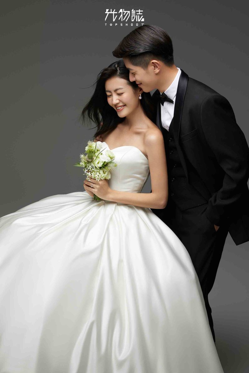 简单爱爱爱❤️刘涛先生王女士极简棚拍婚纱照、极简棚拍、于志尧、光影掌控者、情绪的记录者。唠一唠，欢乐的一天 美美的照片。、婚纱照