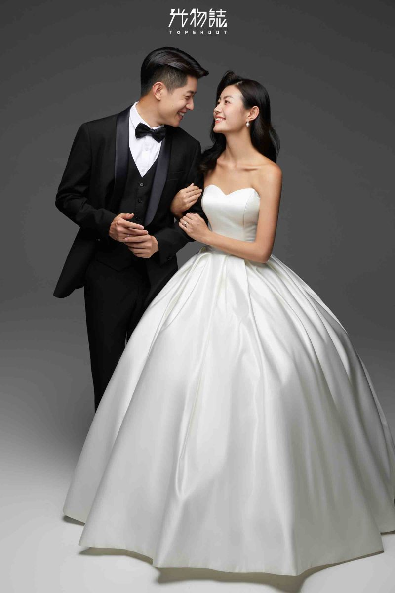 简单爱爱爱❤️刘涛先生王女士极简棚拍婚纱照、极简棚拍、于志尧、光影掌控者、情绪的记录者。唠一唠，欢乐的一天 美美的照片。、婚纱照