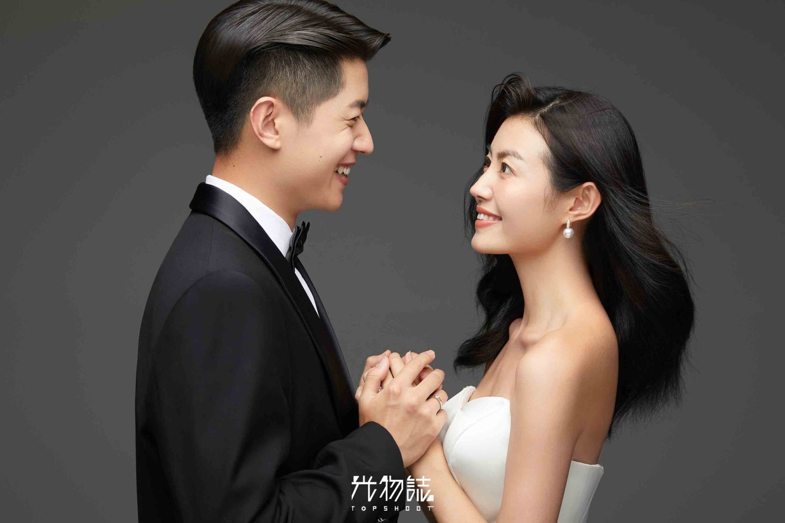 简单爱爱爱❤️刘涛先生王女士极简棚拍婚纱照、极简棚拍、于志尧、光影掌控者、情绪的记录者。唠一唠，欢乐的一天 美美的照片。、婚纱照