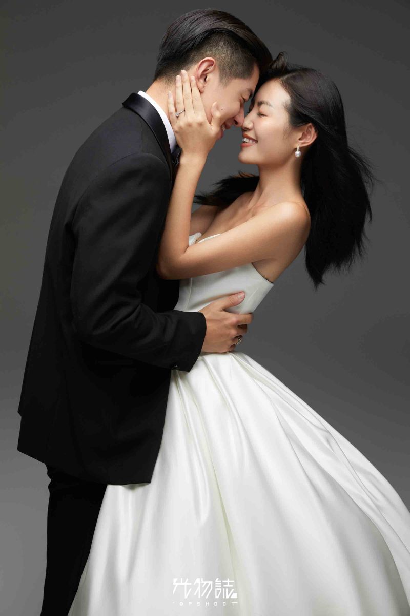 简单爱爱爱❤️刘涛先生王女士极简棚拍婚纱照、极简棚拍、于志尧、光影掌控者、情绪的记录者。唠一唠，欢乐的一天 美美的照片。、婚纱照