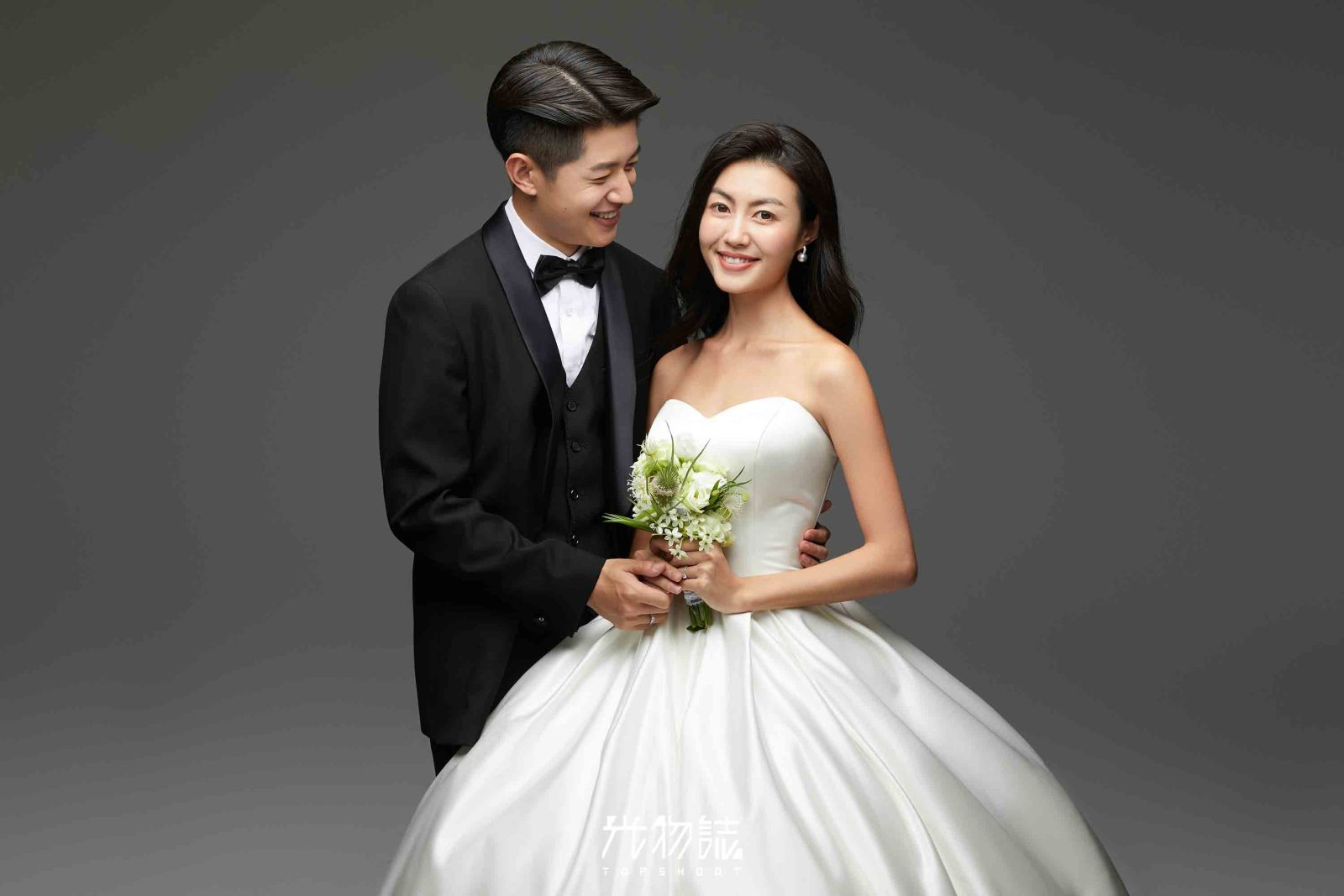 简单爱爱爱❤️刘涛先生王女士极简棚拍婚纱照、极简棚拍、于志尧、光影掌控者、情绪的记录者。唠一唠，欢乐的一天 美美的照片。、婚纱照