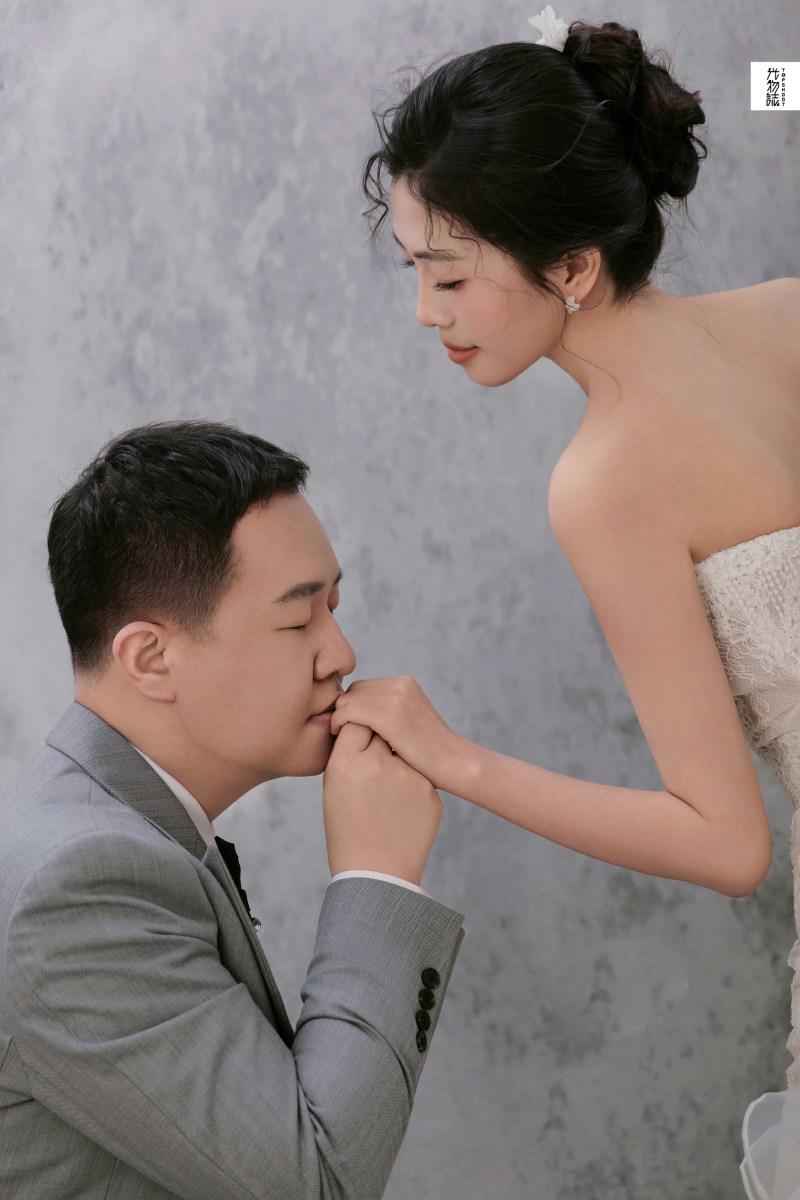 美到想哭1551张彤先生亢咪娜女士极简棚拍婚纱照、极简棚拍、正林、眼睛就是测光仪，任何场地都能发挥成MVP、婚纱照