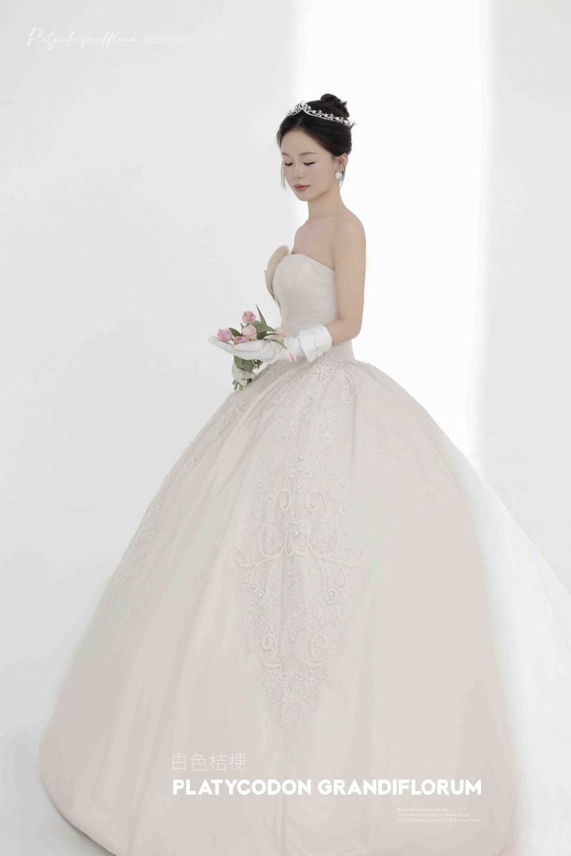炒鸡甜~张先生王女士极简棚拍婚纱照、极简棚拍、徐才皓、好像在听单口相声，开心到直不起腰，幸福感MAX、婚纱照