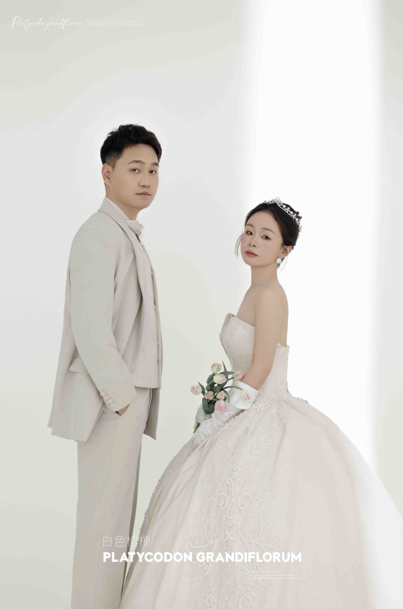 炒鸡甜~张先生王女士极简棚拍婚纱照、极简棚拍、徐才皓、好像在听单口相声，开心到直不起腰，幸福感MAX、婚纱照