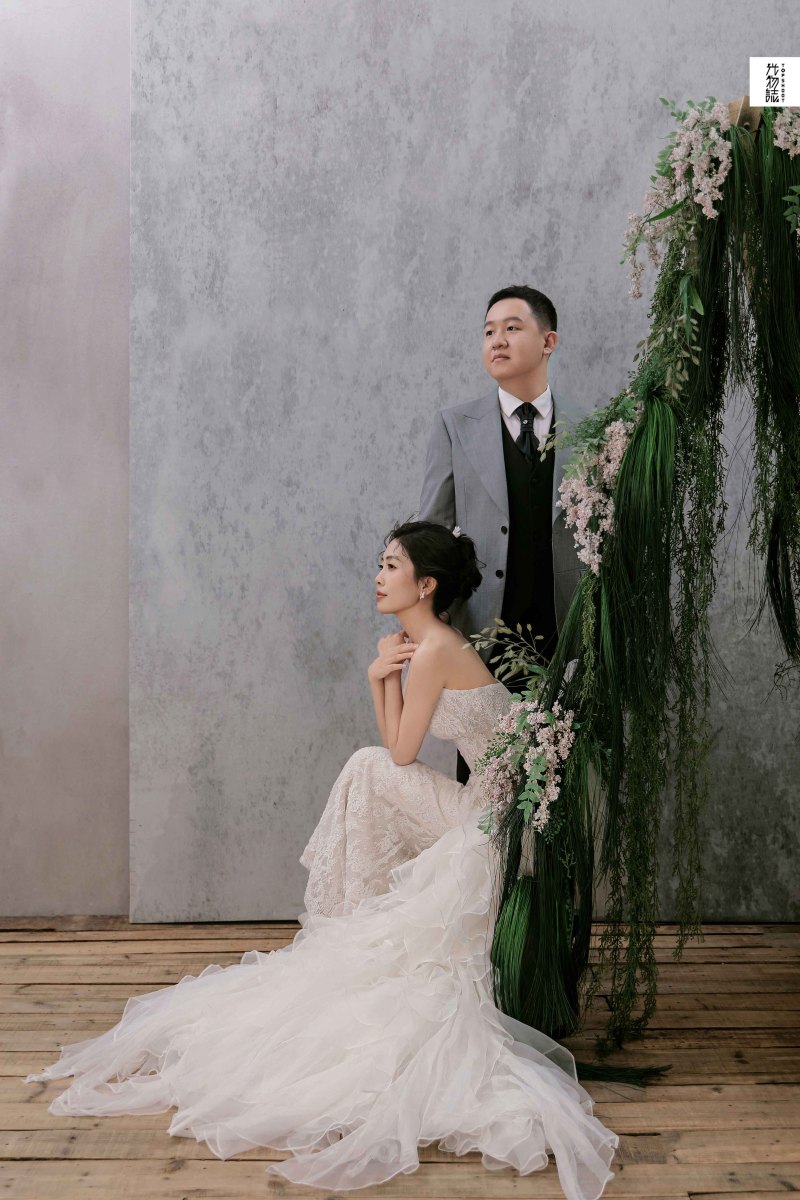 美到想哭1551张彤先生亢咪娜女士极简棚拍婚纱照、极简棚拍、正林、眼睛就是测光仪，任何场地都能发挥成MVP、婚纱照
