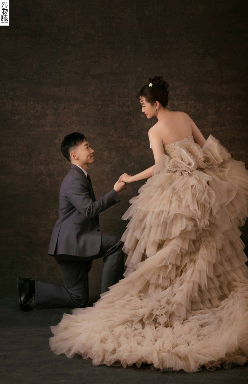 美到心里~王雁楠先生徐仪铭女士极简棚拍婚纱照、极简棚拍、正林、眼睛就是测光仪，任何场地都能发挥成MVP、婚纱照