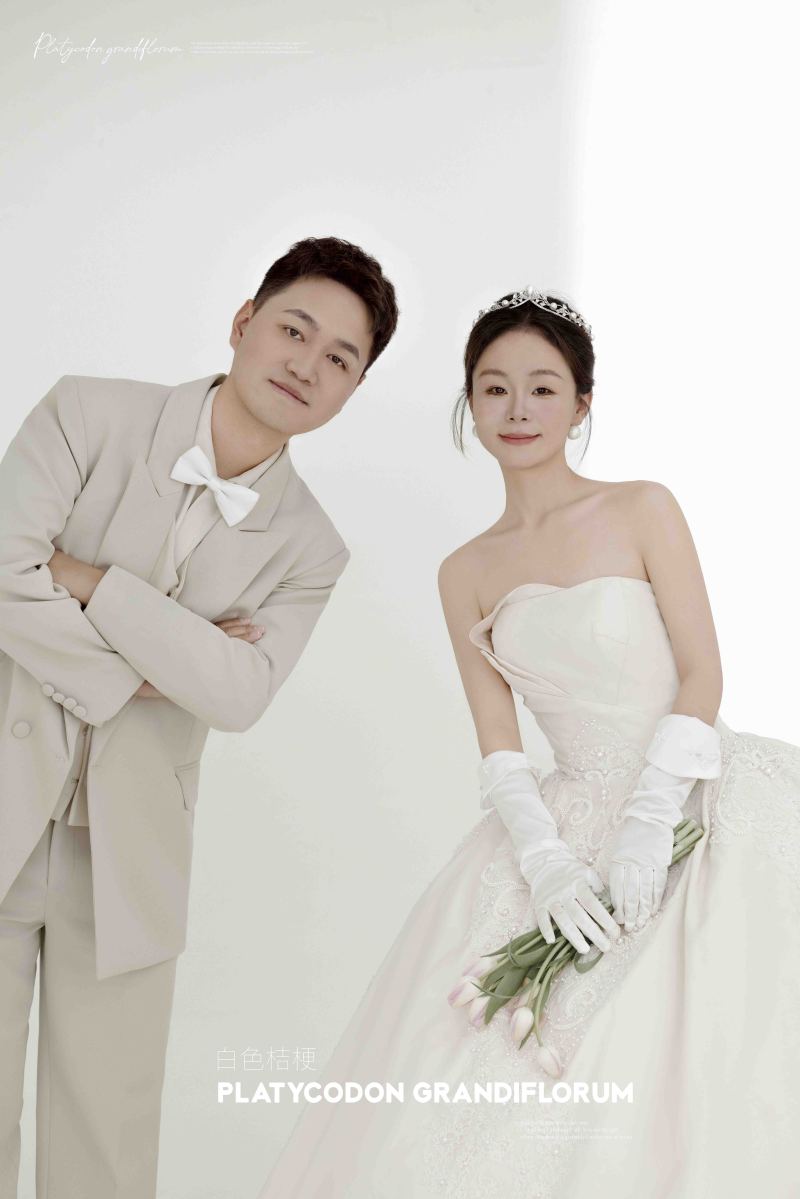 炒鸡甜~张先生王女士极简棚拍婚纱照、极简棚拍、徐才皓、好像在听单口相声，开心到直不起腰，幸福感MAX、婚纱照
