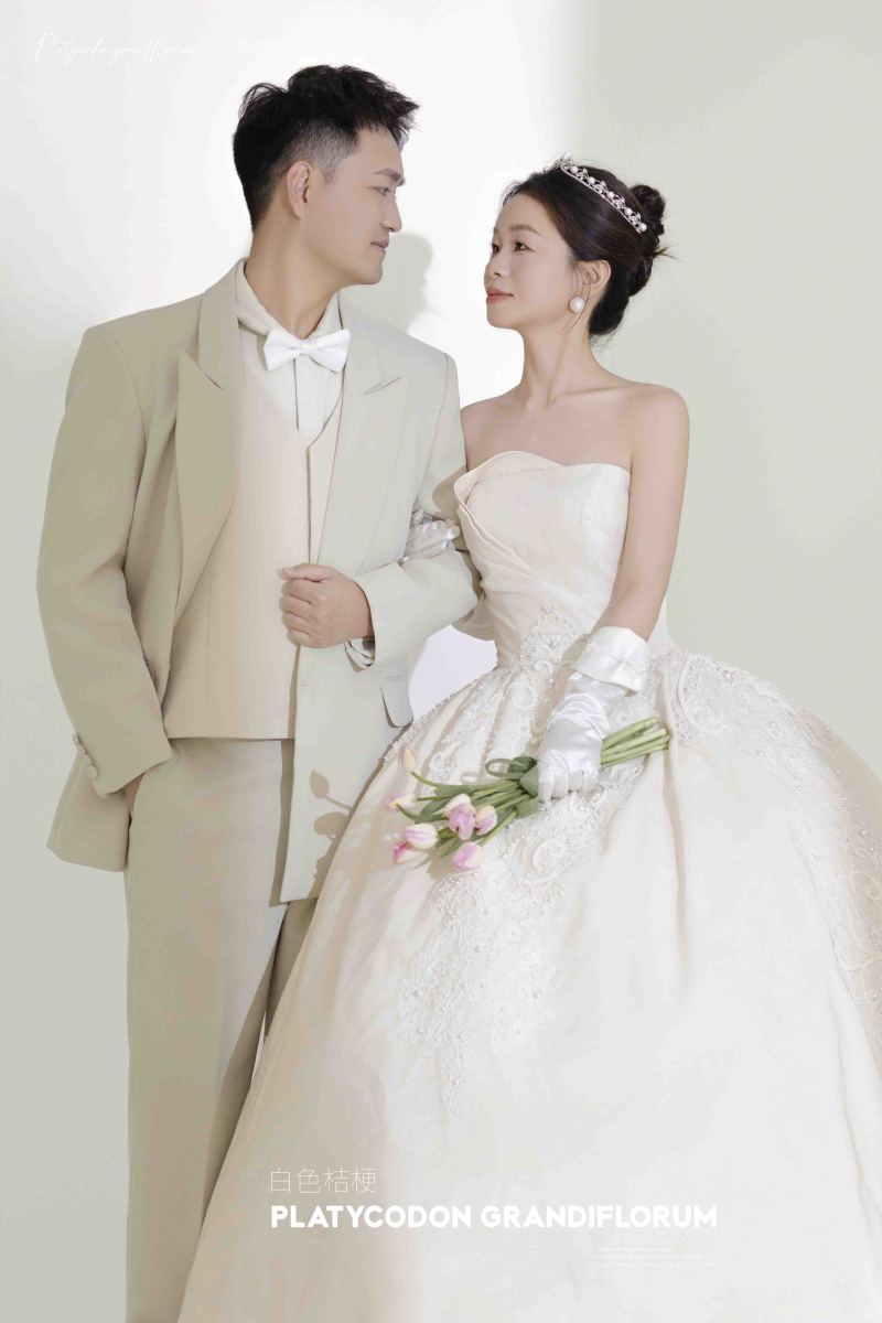 炒鸡甜~张先生王女士极简棚拍婚纱照、极简棚拍、徐才皓、好像在听单口相声，开心到直不起腰，幸福感MAX、婚纱照