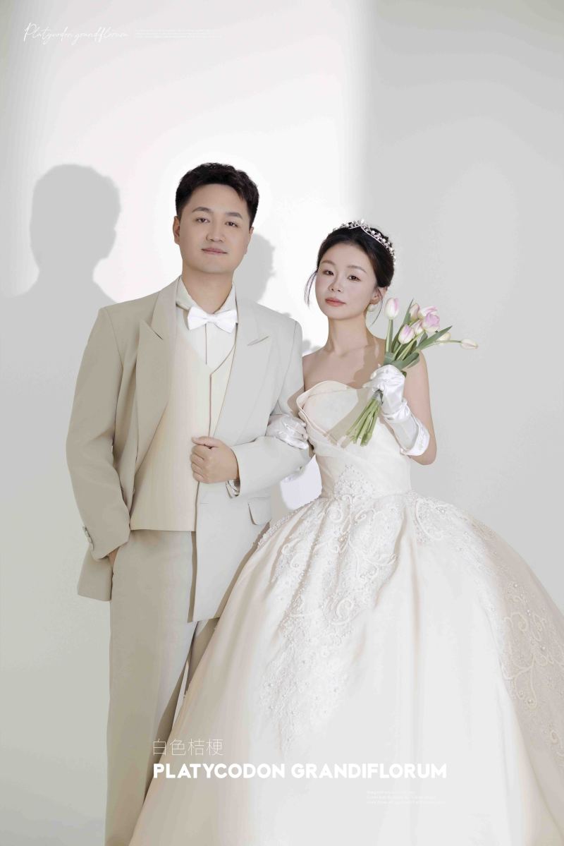 炒鸡甜~张先生王女士极简棚拍婚纱照、极简棚拍、徐才皓、好像在听单口相声，开心到直不起腰，幸福感MAX、婚纱照