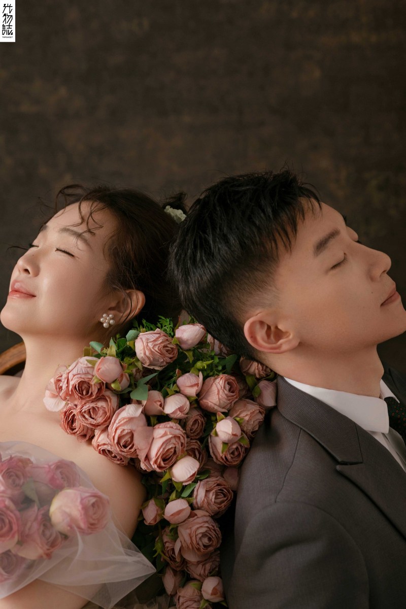 美到心里~王雁楠先生徐仪铭女士极简棚拍婚纱照、极简棚拍、正林、眼睛就是测光仪，任何场地都能发挥成MVP、婚纱照