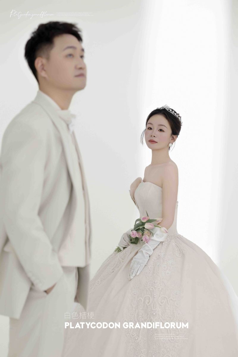 炒鸡甜~张先生王女士极简棚拍婚纱照、极简棚拍、徐才皓、好像在听单口相声，开心到直不起腰，幸福感MAX、婚纱照