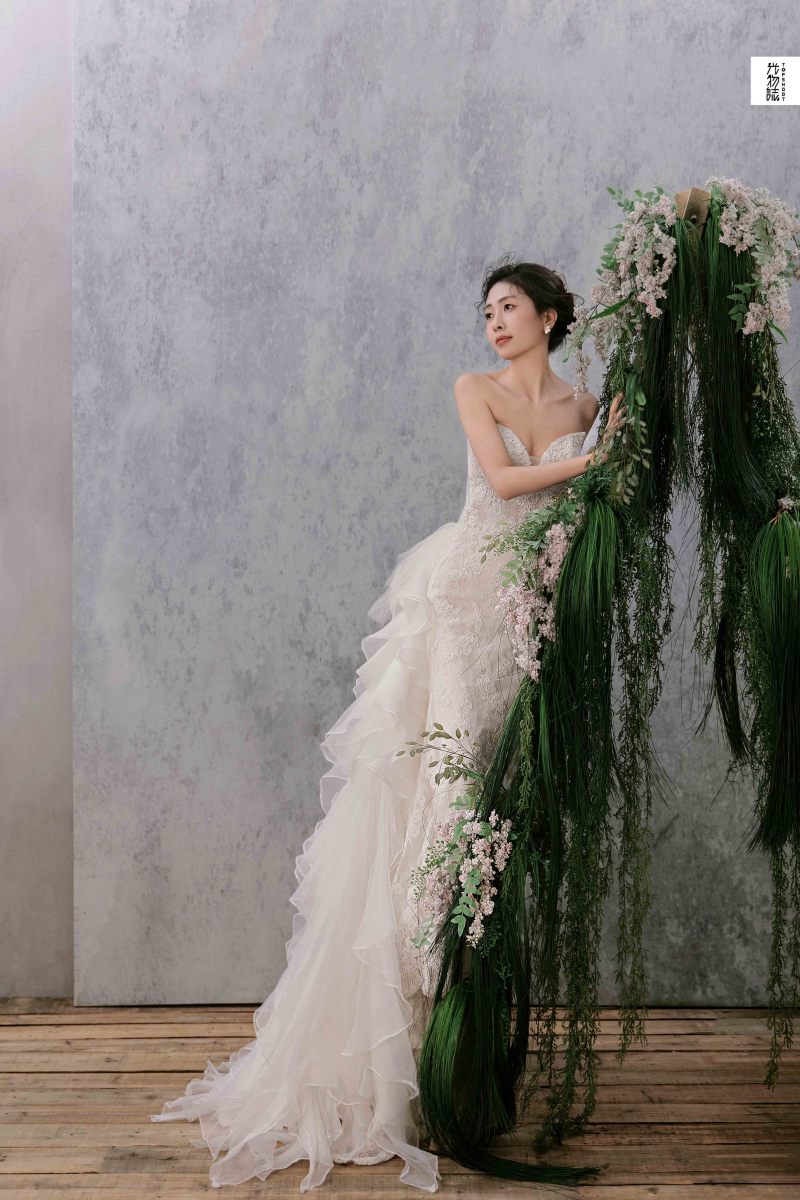 美到想哭1551张彤先生亢咪娜女士极简棚拍婚纱照、极简棚拍、正林、眼睛就是测光仪，任何场地都能发挥成MVP、婚纱照