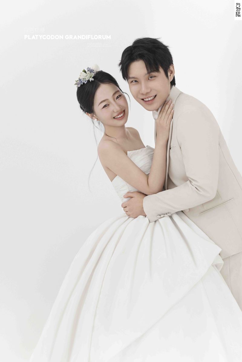 幸福感爆棚杨先生周女士极简棚拍婚纱照、极简棚拍、徐才皓、好像在听单口相声，开心到直不起腰，幸福感MAX、婚纱照