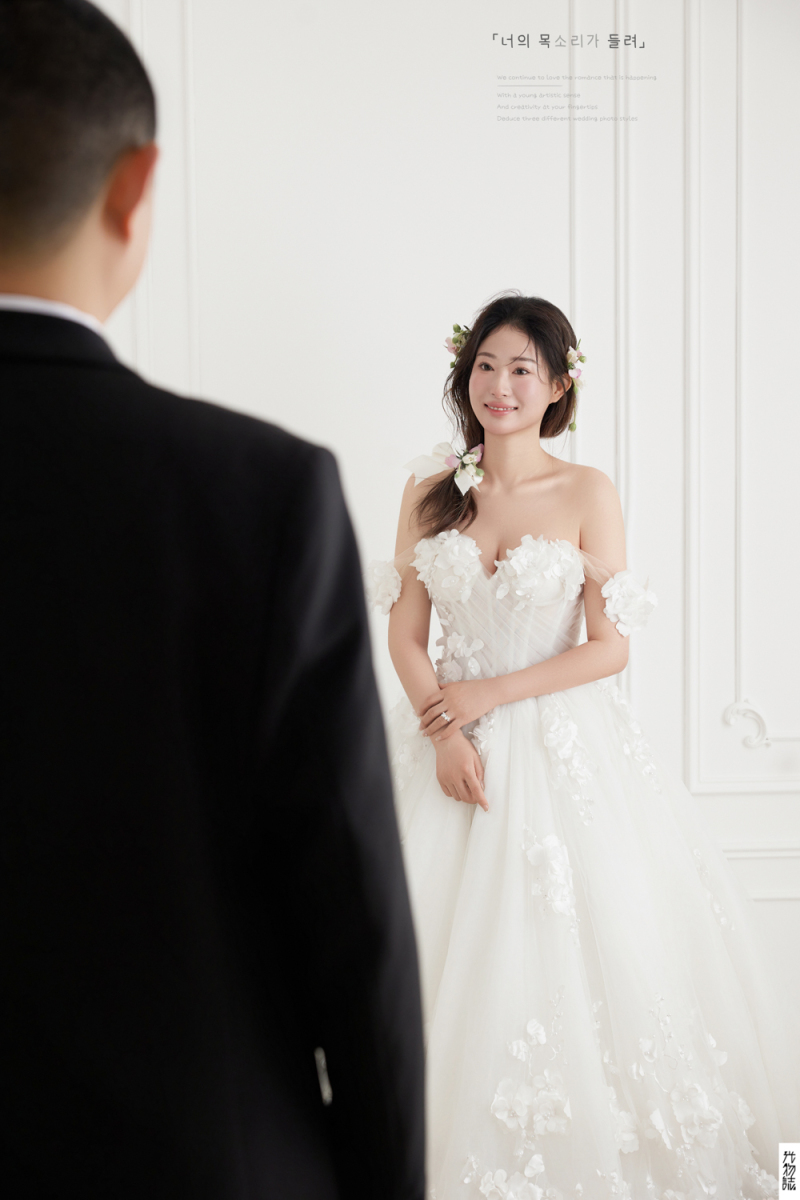 可甜可爱da周先生李女士极简棚拍婚纱照、极简棚拍、艾辰、偷偷练过读心术，精准预判每一个想法，细腻到心里、婚纱照