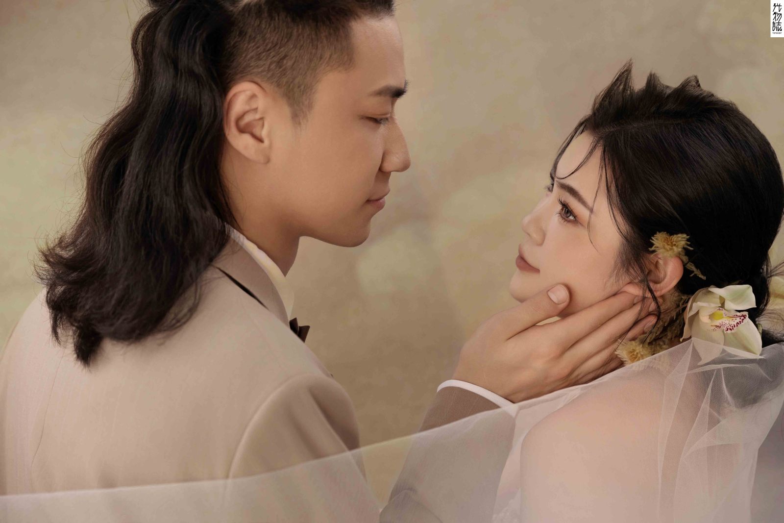 新鲜出炉:)冯佳豪先生李媖婕女士极简棚拍婚纱照、极简棚拍、韩松、行走的放大镜，现场细节，姿态指导的掌控者、婚纱照