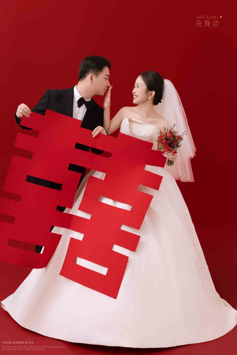 幸福感爆棚张蓓女士极简棚拍婚纱照、极简棚拍、韩松、行走的放大镜，现场细节，姿态指导的掌控者、婚纱照