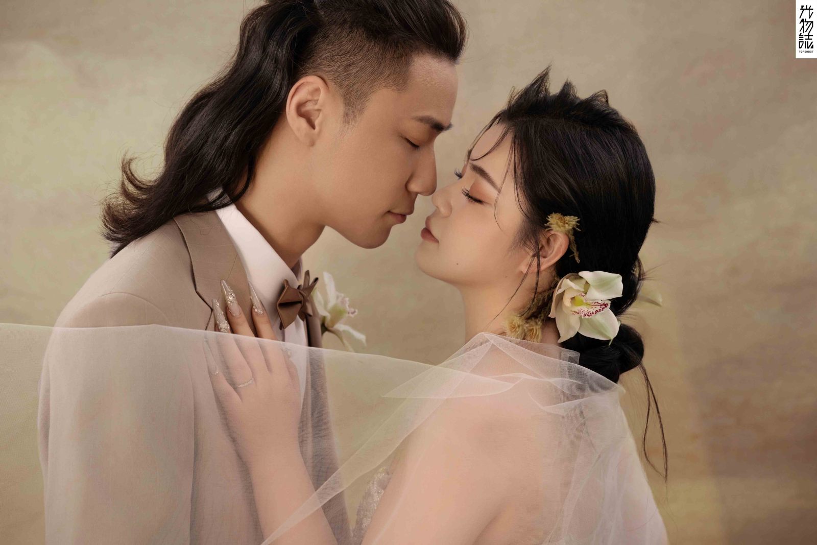 新鲜出炉:)冯佳豪先生李媖婕女士极简棚拍婚纱照、极简棚拍、韩松、行走的放大镜，现场细节，姿态指导的掌控者、婚纱照