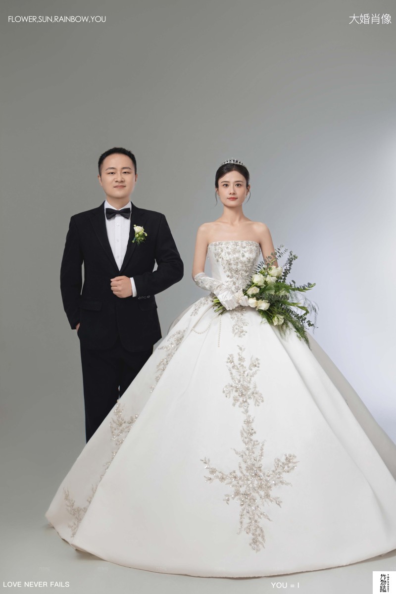 宝藏情侣~曾先生王女士极简棚拍婚纱照、极简棚拍、毛磊、谁说拍照不能freestyle，创作灵感像吃了炫迈停不下来、婚纱照