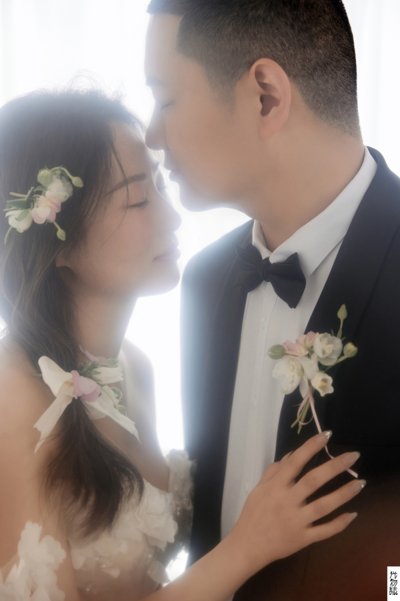 可甜可爱da周先生李女士极简棚拍婚纱照、极简棚拍、艾辰、偷偷练过读心术，精准预判每一个想法，细腻到心里、婚纱照