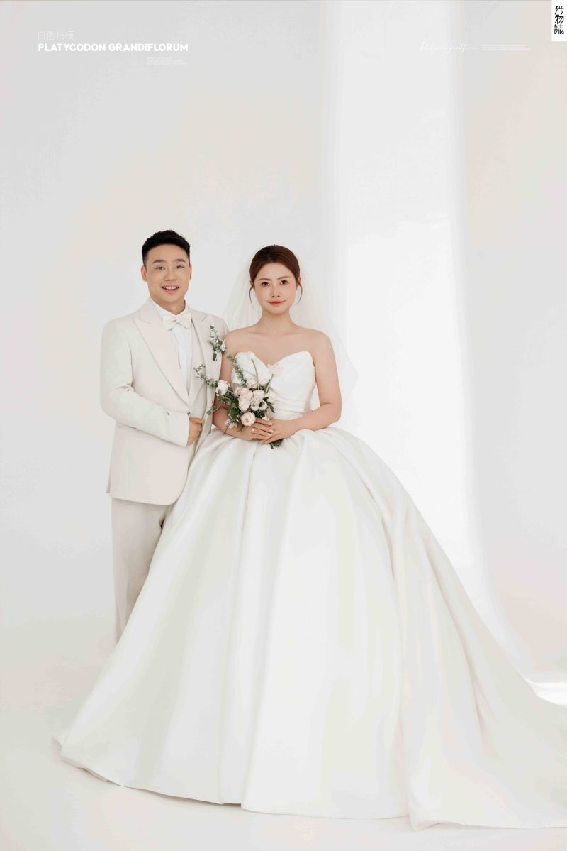 新鲜出炉:)张婷女士极简棚拍婚纱照、极简棚拍、白玛、怀疑是不是修导演系，拍照像电影一样的构图和质感、婚纱照