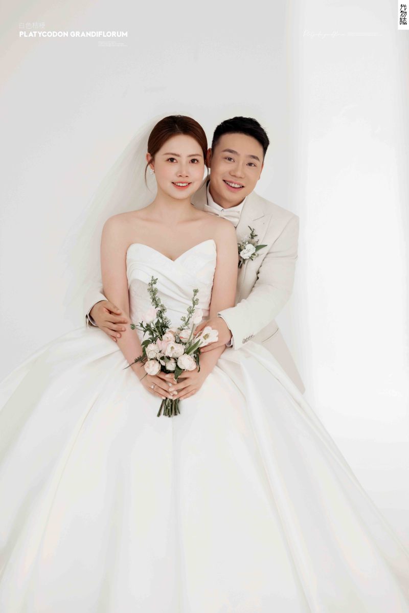新鲜出炉:)张婷女士极简棚拍婚纱照、极简棚拍、白玛、怀疑是不是修导演系，拍照像电影一样的构图和质感、婚纱照