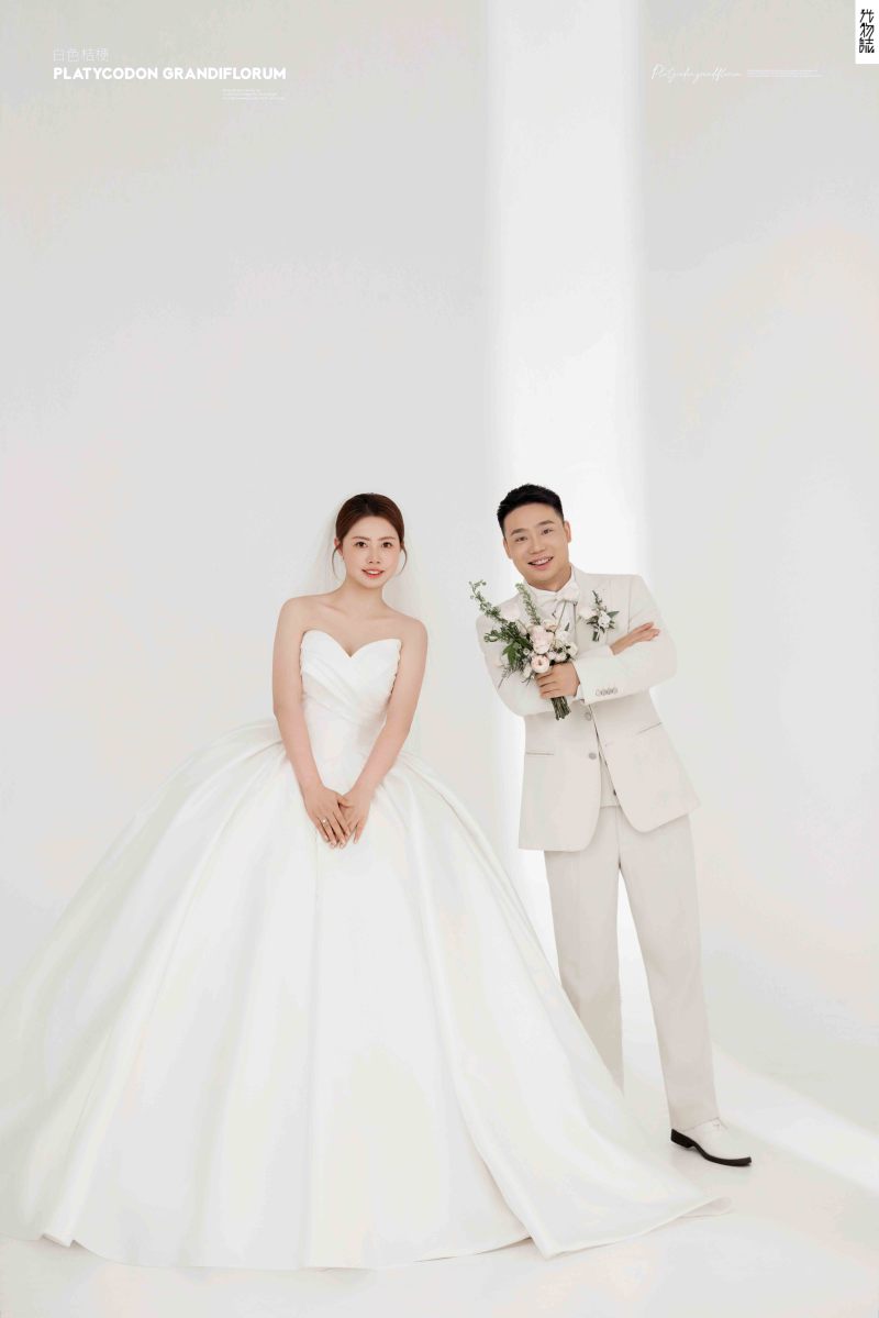 新鲜出炉:)张婷女士极简棚拍婚纱照、极简棚拍、白玛、怀疑是不是修导演系，拍照像电影一样的构图和质感、婚纱照