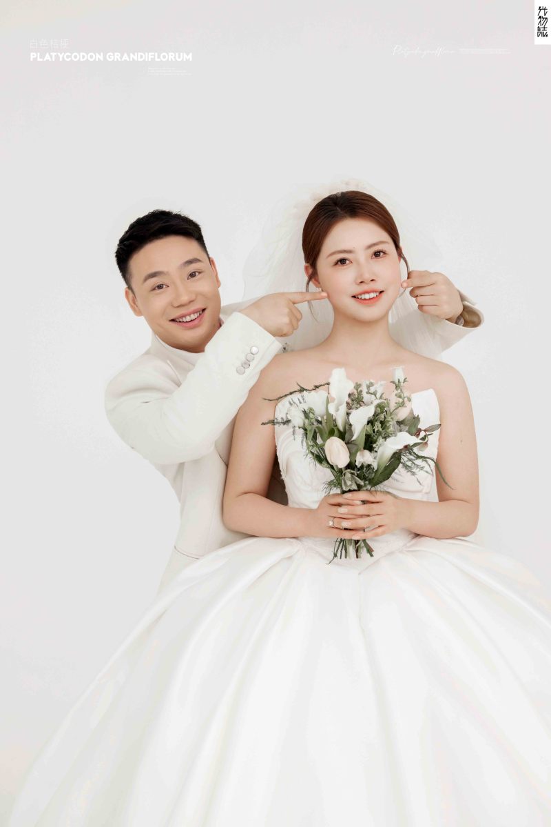 新鲜出炉:)张婷女士极简棚拍婚纱照、极简棚拍、白玛、怀疑是不是修导演系，拍照像电影一样的构图和质感、婚纱照